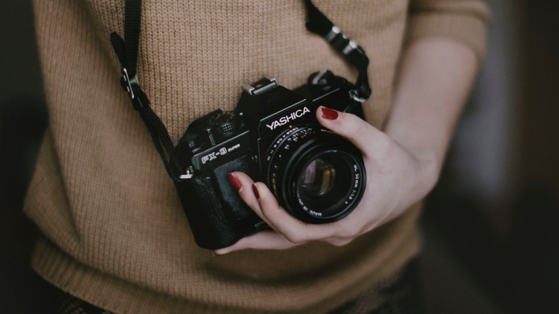 photographe-ST AUBAN-min_woman-camera-photography-photographer-slr-dslr-319-pxhere.com